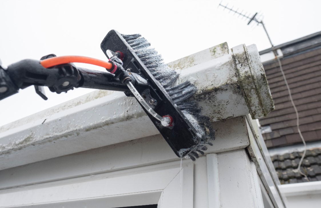 The Dos and Don’ts of Cleaning Gutters